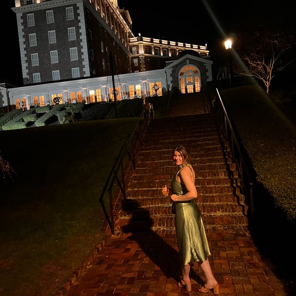 Meet your Posher, Caitlin - Picture 5 of 6